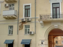 Не прошло и полгода: на отреставрированном доме Веры Холодной облупился фасад