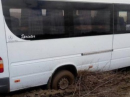 В Одесской области на трассе "утонул" в болоте рейсовый автобус (ВИДЕО)