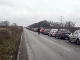 "Хамят, относятся как к быдлу, а украинцы ведут себя вежливо": в соцсетях обсуждают поездки через блокпосты зоны АТО