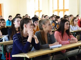 "Зачем платить за недействительную бумажку": в соцсетях обсуждают цены на обучение в "ДНР"