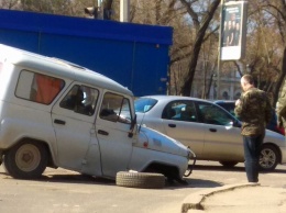 В центре Николаева УАЗ влетел в открытый люк и едва не ушел под землю