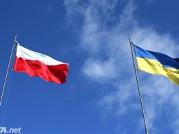 Под посольством в Киеве сожгли флаг Польши: МИД возмущен