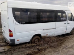 В Одесской области "утонул" в грязи рейсовый автобус (ФОТО, ВИДЕО)