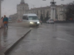 Фотофакт: Запорожцы принимают "грязевые ванны" в центре города