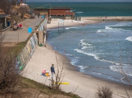 Шторм в Одессе "накрыл" несколько пляжей (ФОТО)