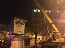Ночью на Андреевском спуске в Киеве снесли МАФы
