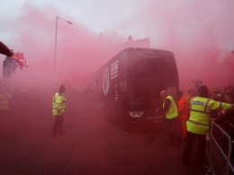 Фанаты «Ливерпуля» атаковали автобус «Манчестер Сити» при подъезде к стадиону (ВИДЕО)
