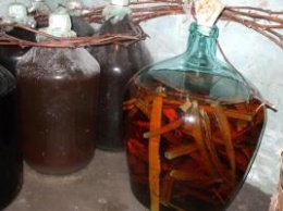 Водка и коньяк в пластиковых бутылках: 18-летний киевлянин продавал алкоголь сомнительного качества