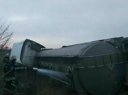 В Запорожской области двое суток вытаскивали из кювета автоцистерну с топливом (Видео)