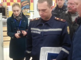 В ТРК «АМСТОР» Бердянска эвакуационные двери оказались недоступными из-за товаров