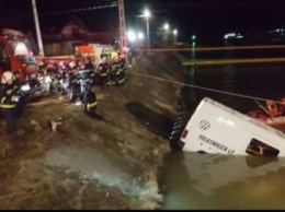 В Румынии микроавтобус упал в реку, девять человек погибли