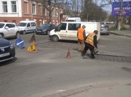 Есть контакт - в Херсоне, на перекрестке, где позавчера случилось ДТП, уже сегодня латают ямы