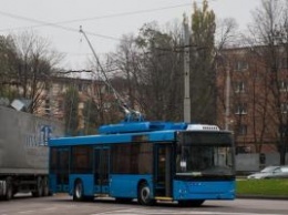 "Упала и сломала ногу": В Краматорске троллейбус зажал дверью руку пассажирки и протащил ее по дороге