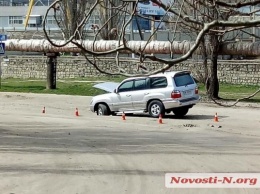 На Новозаводской на проезжей части внедорожник передним колесом попал в глубокую яму