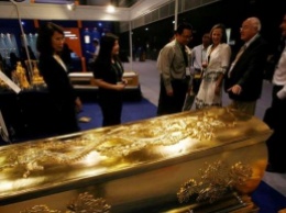 Пышные похороны миллионеров: золотой гроб и кремация с драгоценностями