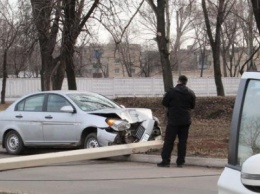 В Покровске водитель «Hyundai Accent» снес столб и скрылся с места ДТП