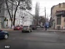 В Одессе огромный внедорожник охранной фирмы на "встречке" попал в аварию (ВИДЕО)