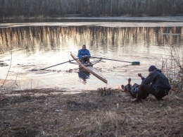 В Днепре посреди реки мужчина нашел утопленника и час толкал его к берегу