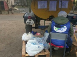 В Запорожской области молоко продают в бутылках, собранных бездомными