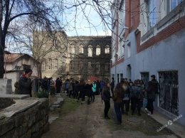 Неизвестные пытаются захватить Одесское художественное училище (фото)