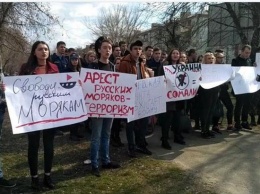 В Луганске молодежь заставили пикетировать ОБСЕ