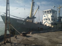 Экипажу задержанного судна в Запорожской области незаконно выдали российские паспорта