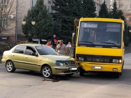 В результате ДТП в центре Херсона столкнулись автомобиль DEO и маршрутка №5