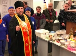 В Запорожской области священники освятили пасхальные куличи прямо в супермаркете