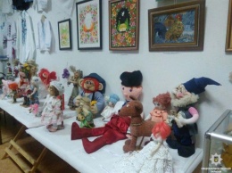 На Днепропетровщине полицейские играют в куклы