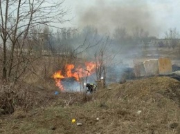 Пожар на Днепропетровщине: спасатели тушили загоревшуюся сухую растительность