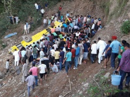 В Индии школьный автобус слетел с обрыва, погибли 27 детей и трое взрослых