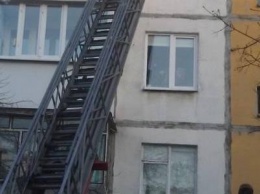 В Кременчуге родители оставили малыша в запертой квартире с открытыми окнами (ФОТО)