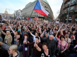 В Чехии тысячи людей вышли на демонстрации за достойное правительство