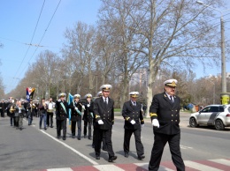 День освобождения Одессы: курсанты мореходки прошли торжественным маршем по проспекту Шевченко