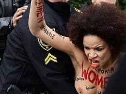 Актрису Николь Рошель, выступившую против сексуальных домогательств топлес, арестовали (ФОТО)