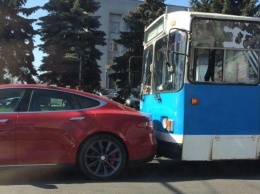 В Виннице троллейбус въехал в новенький электромобиль Tesla