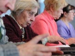 В Каменском пожилых людей начали учить работе с компьютером