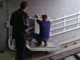 В подземных переходах у вокзала начали тестировать подъемники для инвалидов