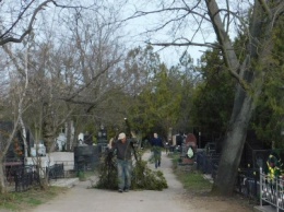 Коммунальщики начали подготовку городских кладбищ к поминальным дням, - ФОТО