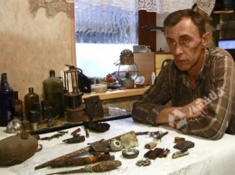 Одесский диггер собрал под землей коллекцию старинных монет, биноклей и ламп