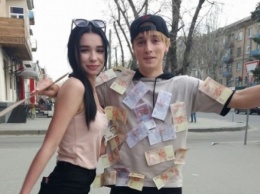 Житель Запорожской области наклеил на себя деньги и предлагал их прохожим (Видео)