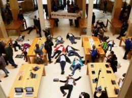 Французские активисты устроили необычную акцию протеста против Apple