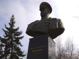 Харьковские активисты требуют снести памятник советскому полководцу (ФОТО)