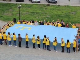 В Мелитополе развернули гигантский флаг крымских татар (фото)
