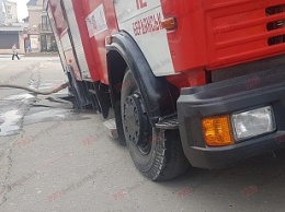 В Бердянске автомобиль пожарной службы провалился под асфальт