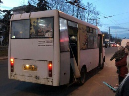 Отвалилась прямо на глазах: в Днепре сломалась дверь маршрутного такси