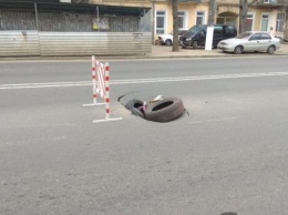 В Одессе на дороге обнаружена очередная яма (ФОТО)