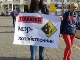 Одесские активисты раздали каски гостям города