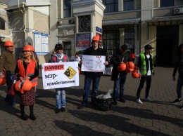 На одесском вокзале активисты раздавали приезжим каски, чтобы уберечь от падающей лепнины