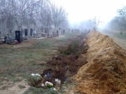 Посетители кладбища превратили в свалку ров (фото)
